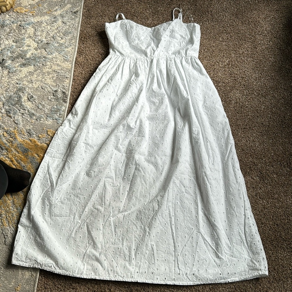 DETAILS
White Maxi Sundress with Spaghetti Straps and V-Neck